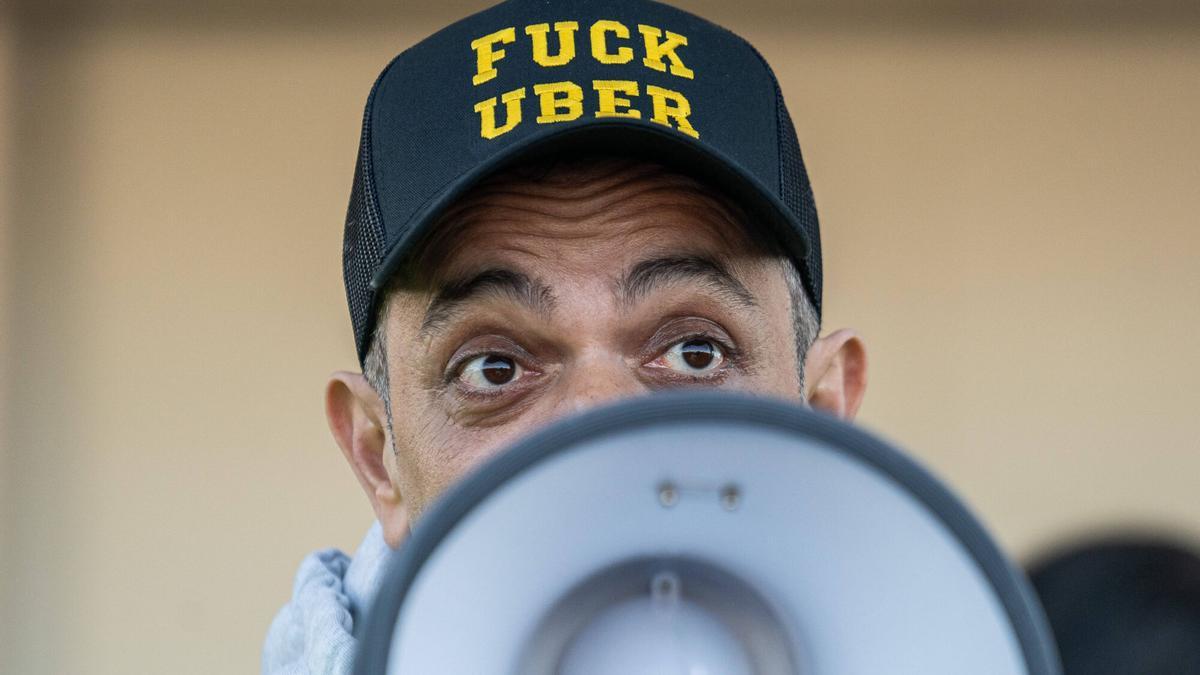 Tito Álvarez, al frente de Élite Taxi, en una protesta en el aeropuerto, el pasado mes de enero.