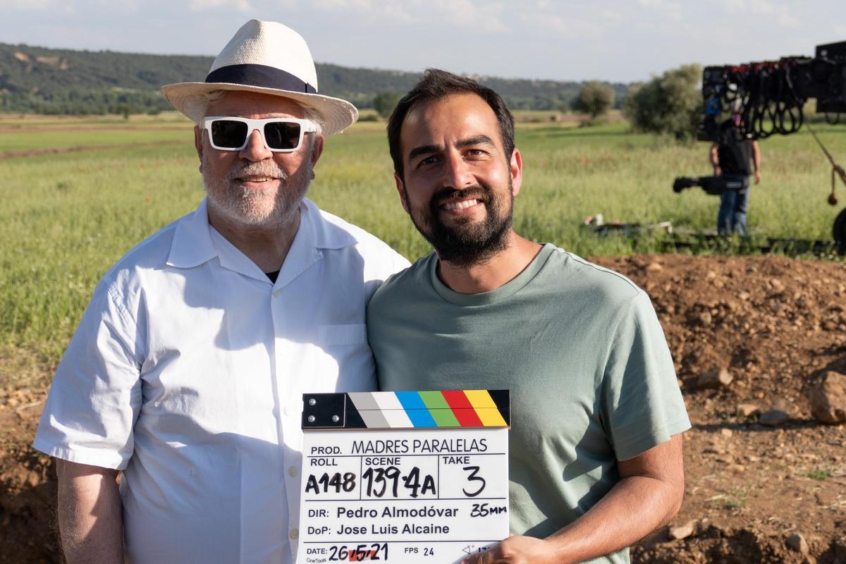 Pedro Almodóbar i René Pacheco en el rodatge del film de 'Madres paralelas'