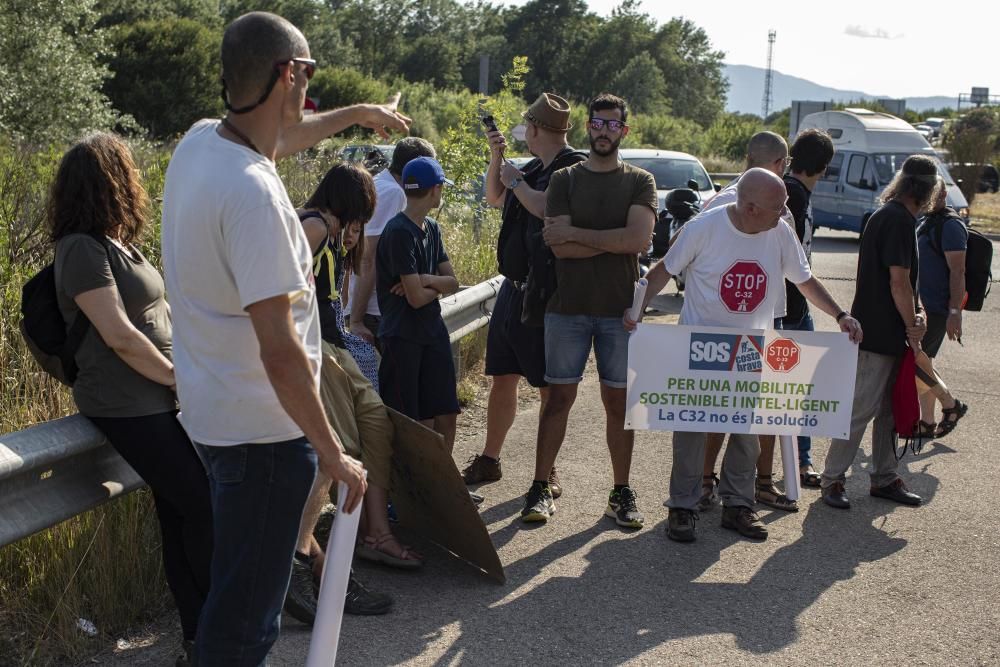 Protesta de la plataforma Aturem la C-32 a peu de carretera