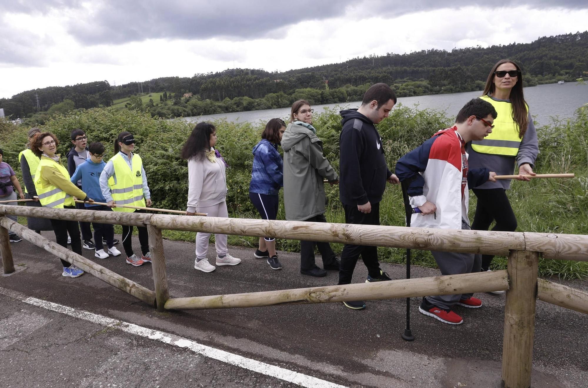 EN IMÁGENES: Así fue la ruta senderista en Corvera del alumnado del colegio San Cristóbal con voluntarios de Arcelor