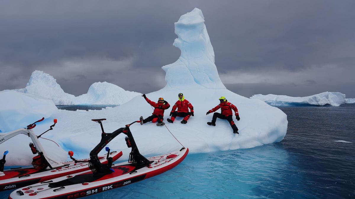 Con las bicis aparcadas a pie de iceberg.