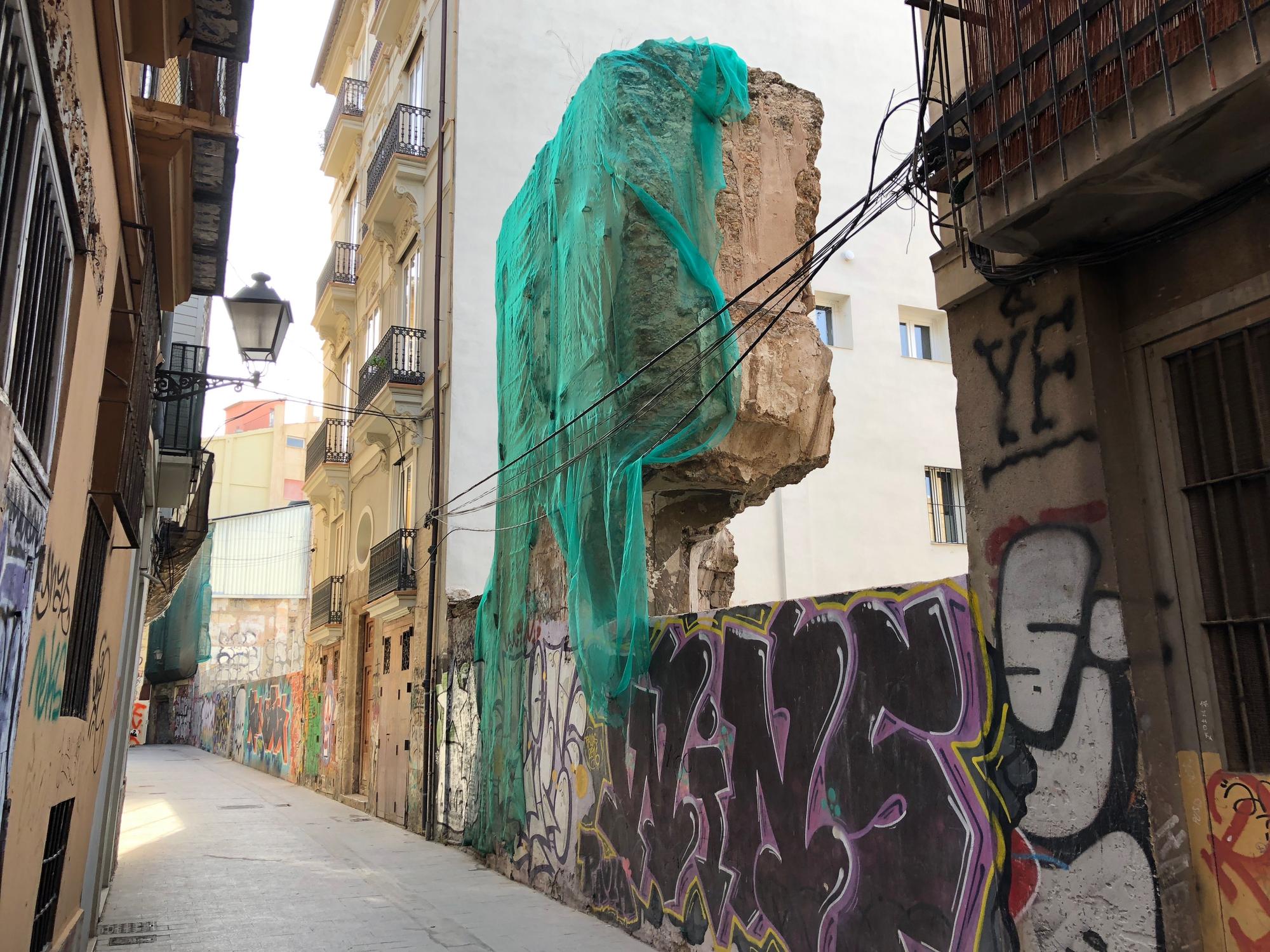 Los restos de la muralla árabe de València que recorren la ciudad