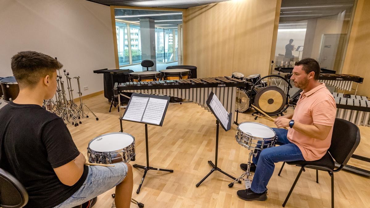 Una de las aulas de percusión del nuevo Conservatorio de Benidorm.