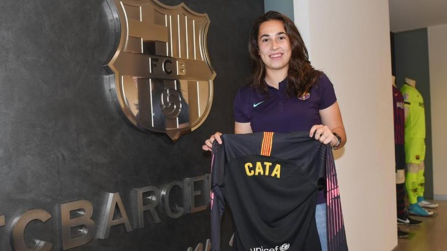 Cata Coll posa con la camiseta del Barcelona.