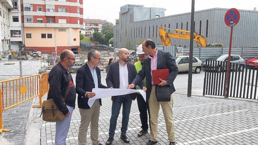 El Alcalde y el edil de Infraestructuras, con técnicos de la empresa constructora, en el entorno del centro de salud de O Couto. // Iñaki Osorio