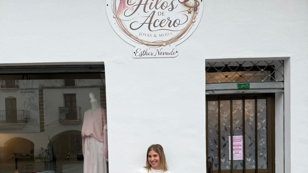 Vídeo | Hilos de Acero, la tienda de Esther Nevado, abre sus puertas en Malpartida de Cáceres