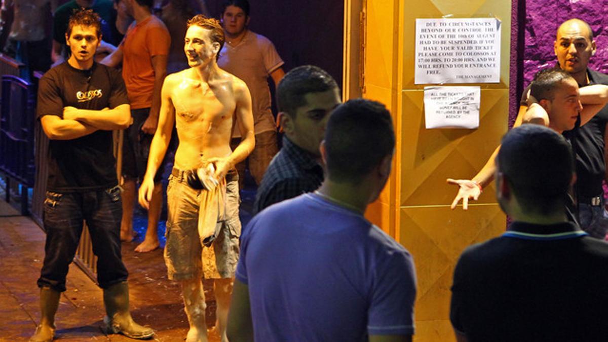 Varios jóvenes, en los alrededores de una discoteta en Lloret.