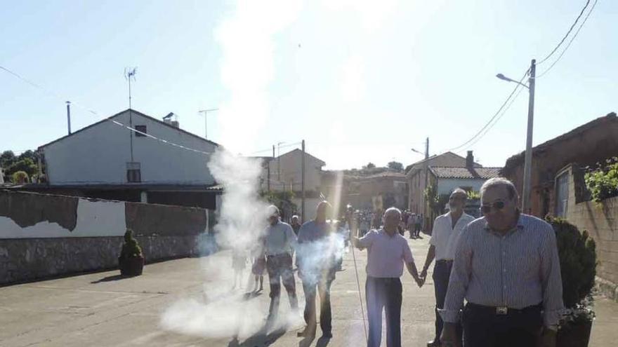 El lanzamiento de cohetes anuncia las fiestas.