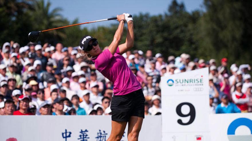 La sampedreña, en plena competición.  Azahara Muñoz, a la izquierda, después de felicitar a la ganadora, Suzann Pettersen -derecha