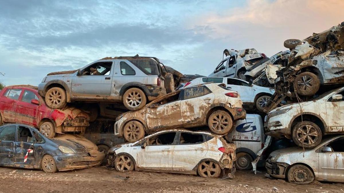 Varios coches apilados y achatarrados en Catarroja.