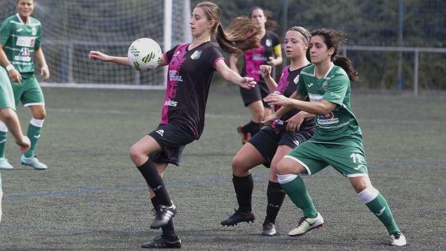 Carmen, autora de dos goles ante el Fénix, controla el balón.