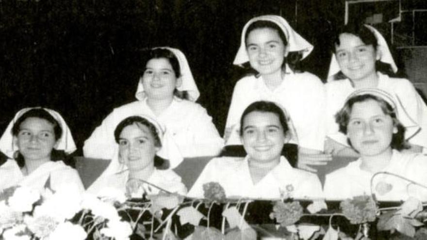 Niñas de la delegación de Lourdes (izq). y una de las protagonistas del libro en su establecimiento.