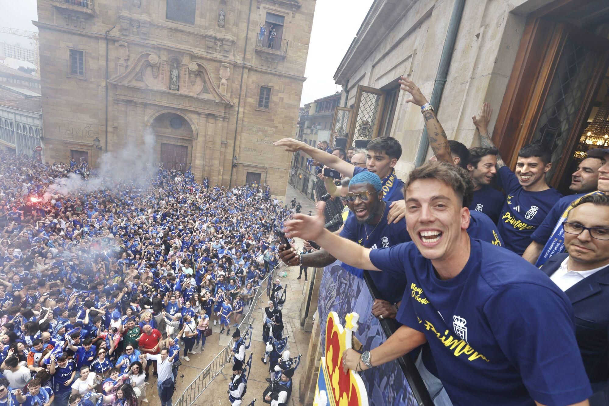 Locura azul en las calles de Oviedo para celebrar el ascenso del equipo a Primera División