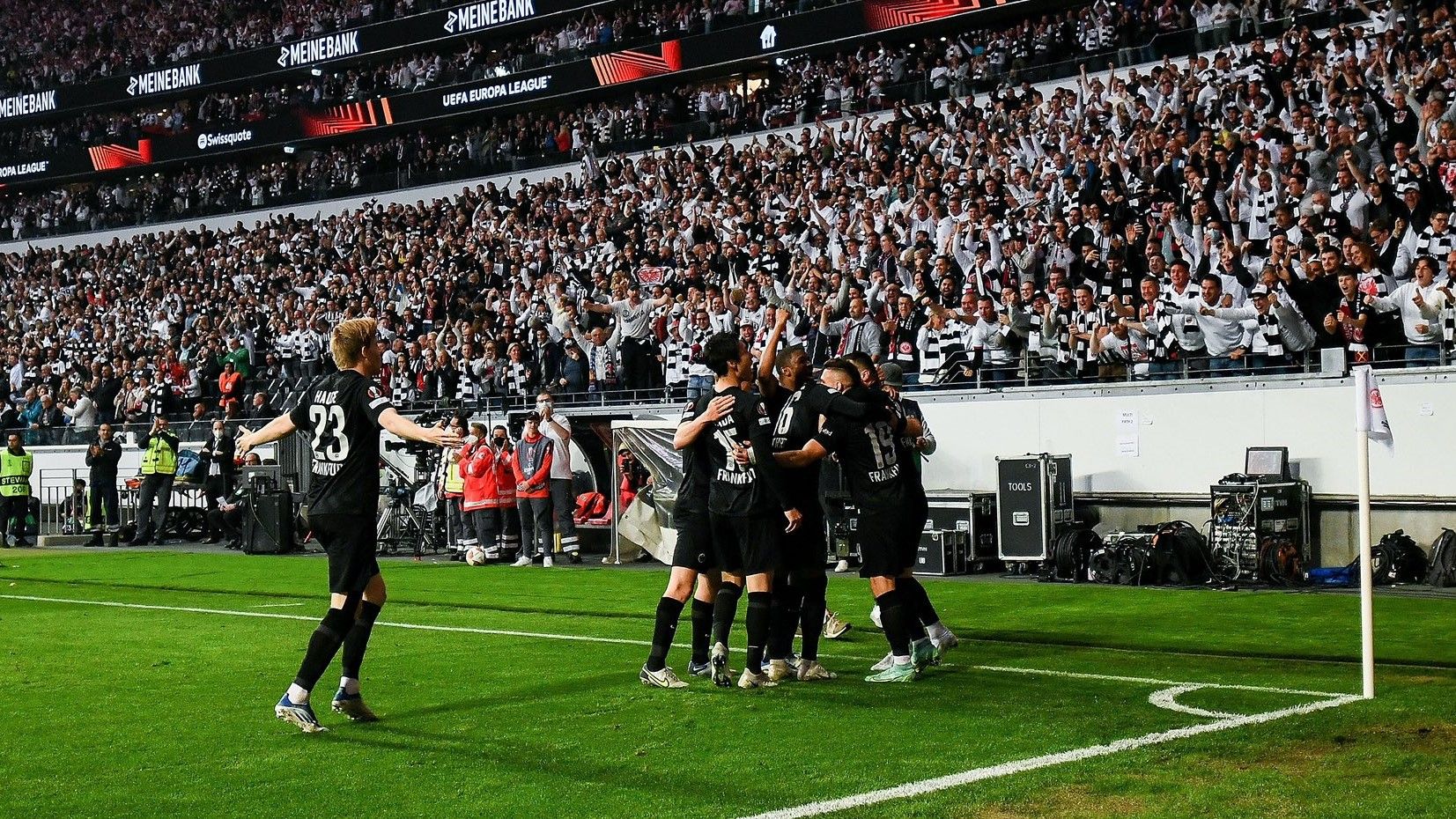 Los jugadores del Eintracht celebran el gol de Borré ante el West Ham.