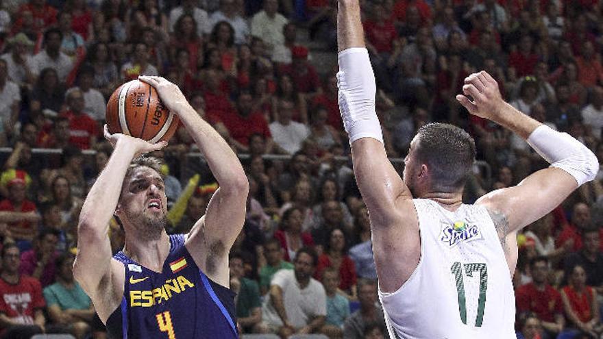 Pau Gasol lanza a canasta en presencia del lituano Valanciunas.