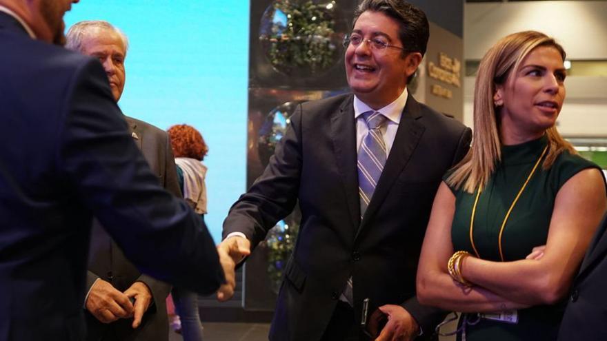 El presidente del Cabildo y la directora insular de Turismo, ayer en Fitur. |