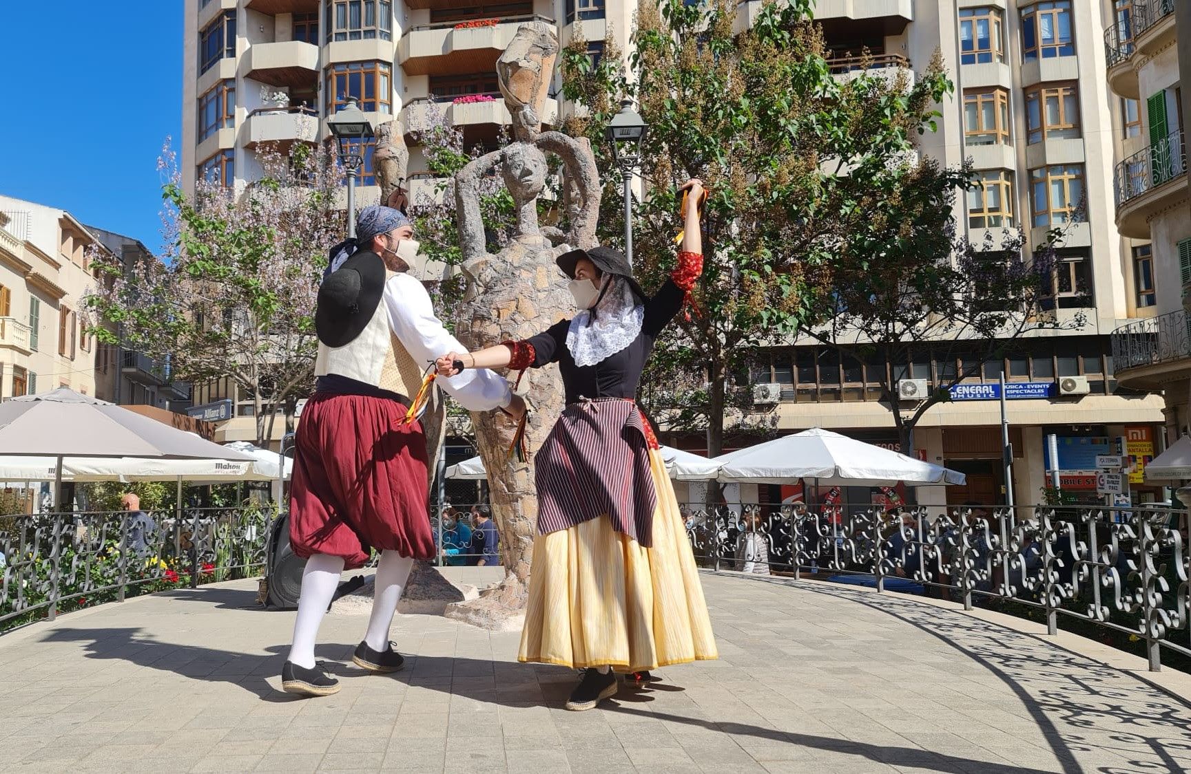 Inca celebra el Dijous Gros entre bailes y esculturas