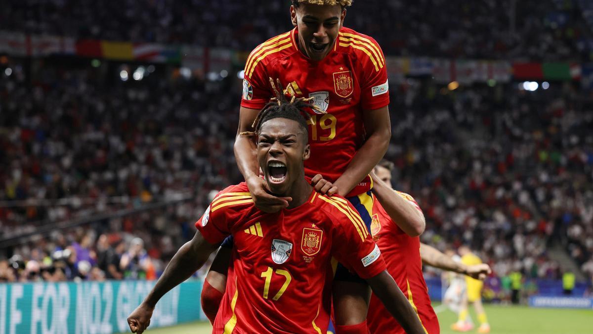 Lamine Yamal y Nico Williams celebran el gol del segundo ante Inglaterra.