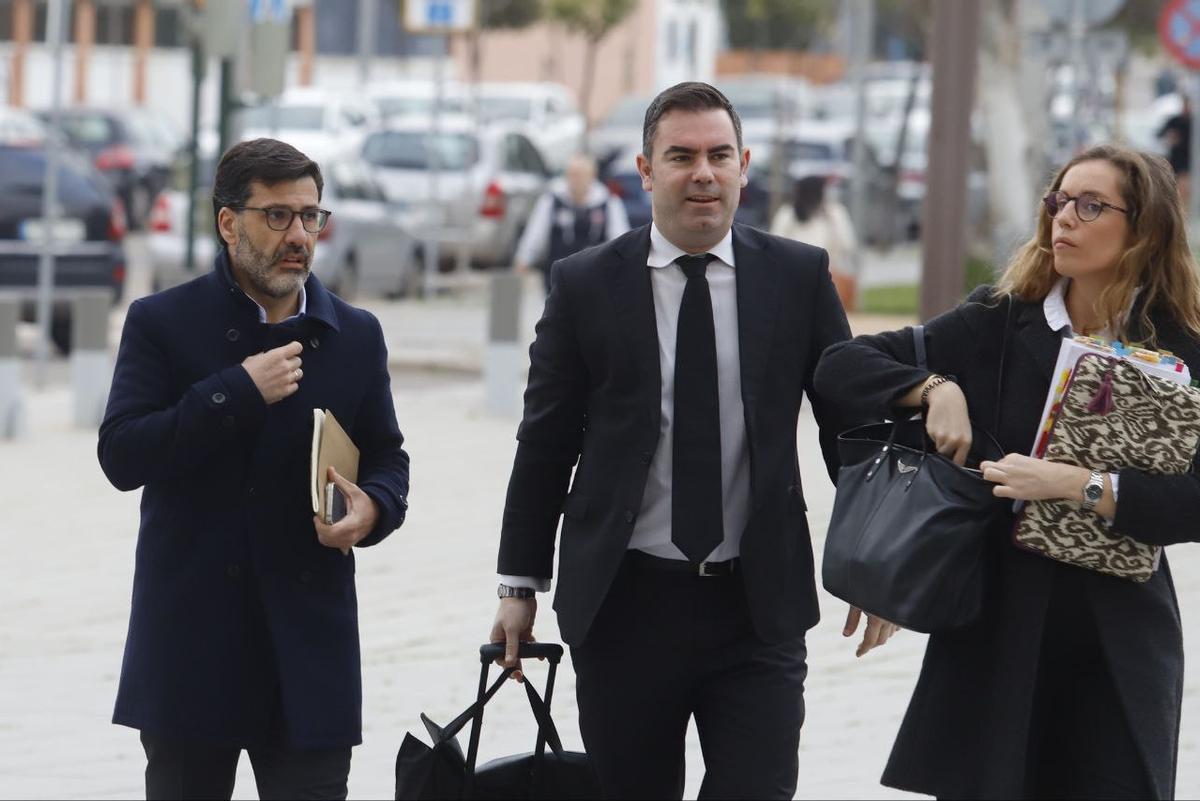 Jesús León llega a los juzgados en compañía de sus letrados.