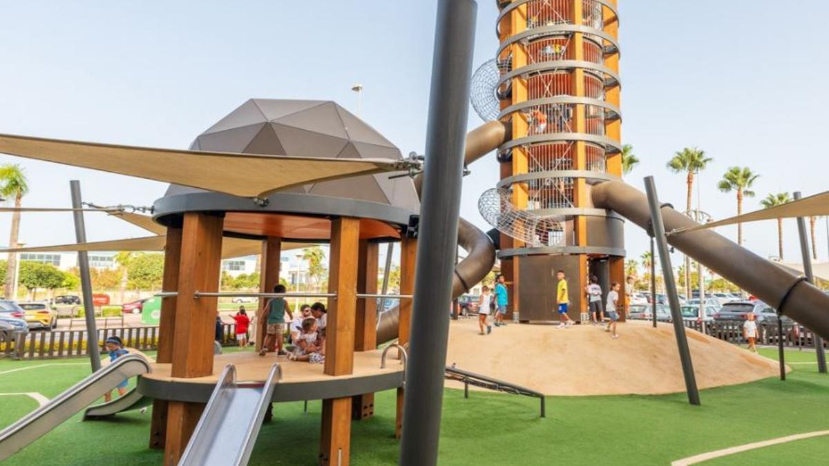 Así es el parque de Málaga con una torre de 13 metros perfecta para los amantes de la aventura: tiene camas elásticas y toboganes gigantes