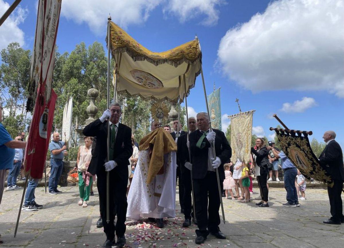Corpus y comida de confraternidad en el campo de la fiesta de Losón