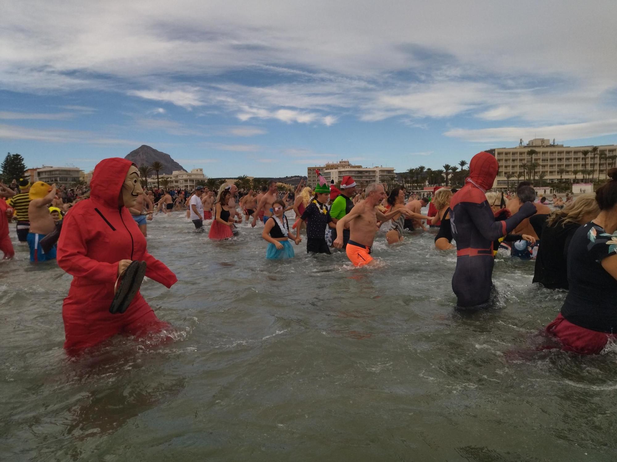 Una multitud se zambulle por la solidaridad en Xàbia