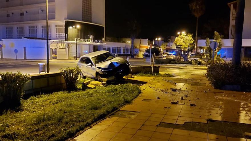 Estado en el que apareció el coche tras estrellarse contra un muro en el Port d&#039;Alcúdia.