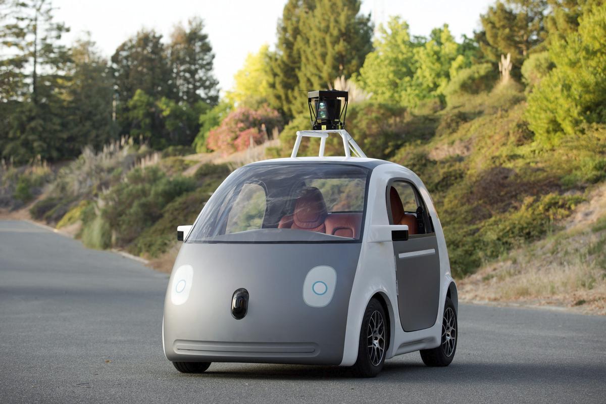 Los coches autónomos que se conducen solos son un ejemplo de IA.