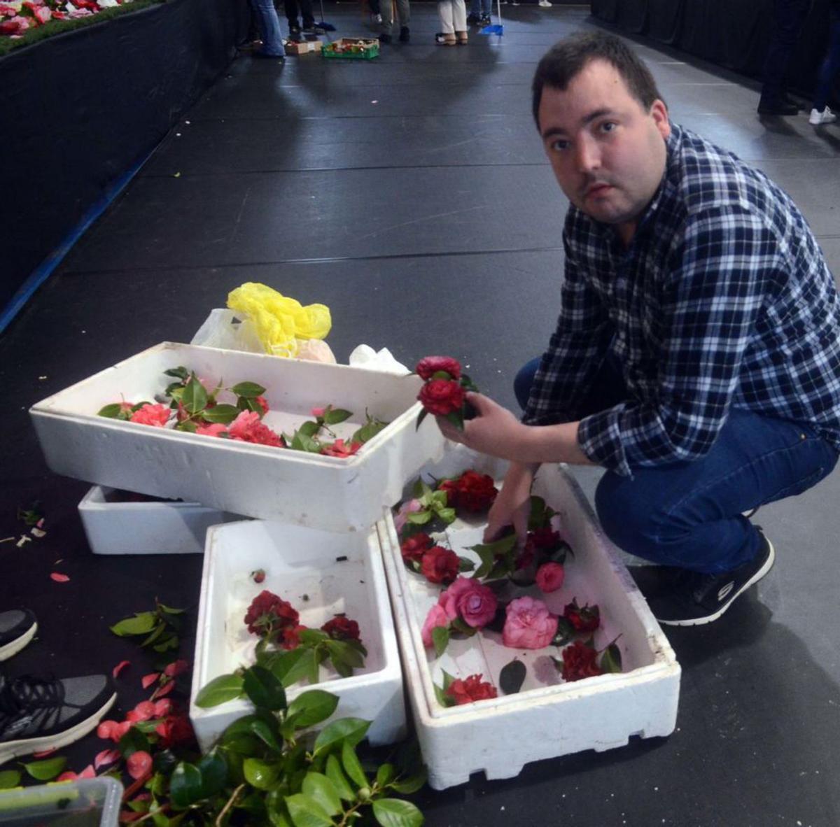 Un expositor prepara su muestra antes de la inauguración. |   // N. PARGA