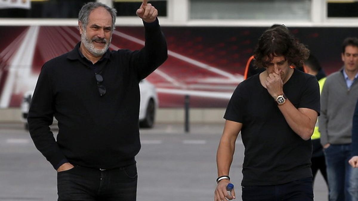 Zubizarreta acompaña a Puyol a la rueda de prensa en la que el capitán del Barça anunció su retirada, el martes.