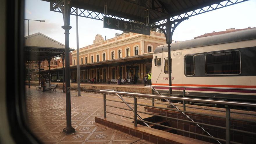 Renfe ofrece 5.000 plazas adicionales en la Región para el puente