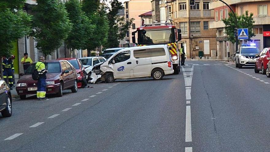 El vehículo impactó contra un vehículo estacionado.