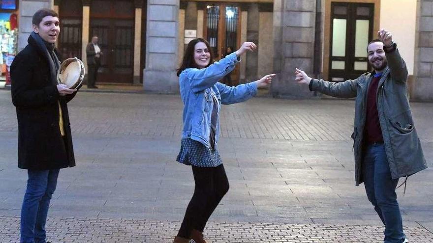 Alejandro Gándara, Olaia Tubío e David Fontán, na praza de María Pita.