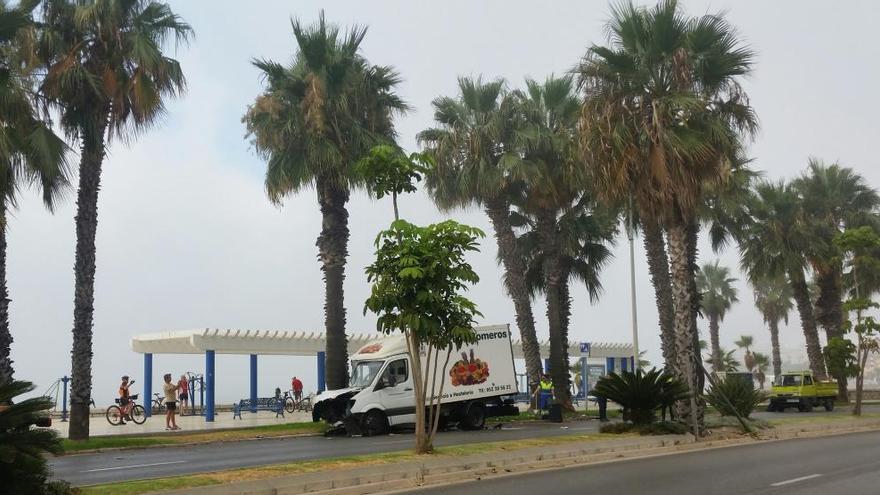 Por razones que se desconocen, el vehículo ha terminado impactando contra una palmera del paseo marítimo Pablo Ruiz Picasso