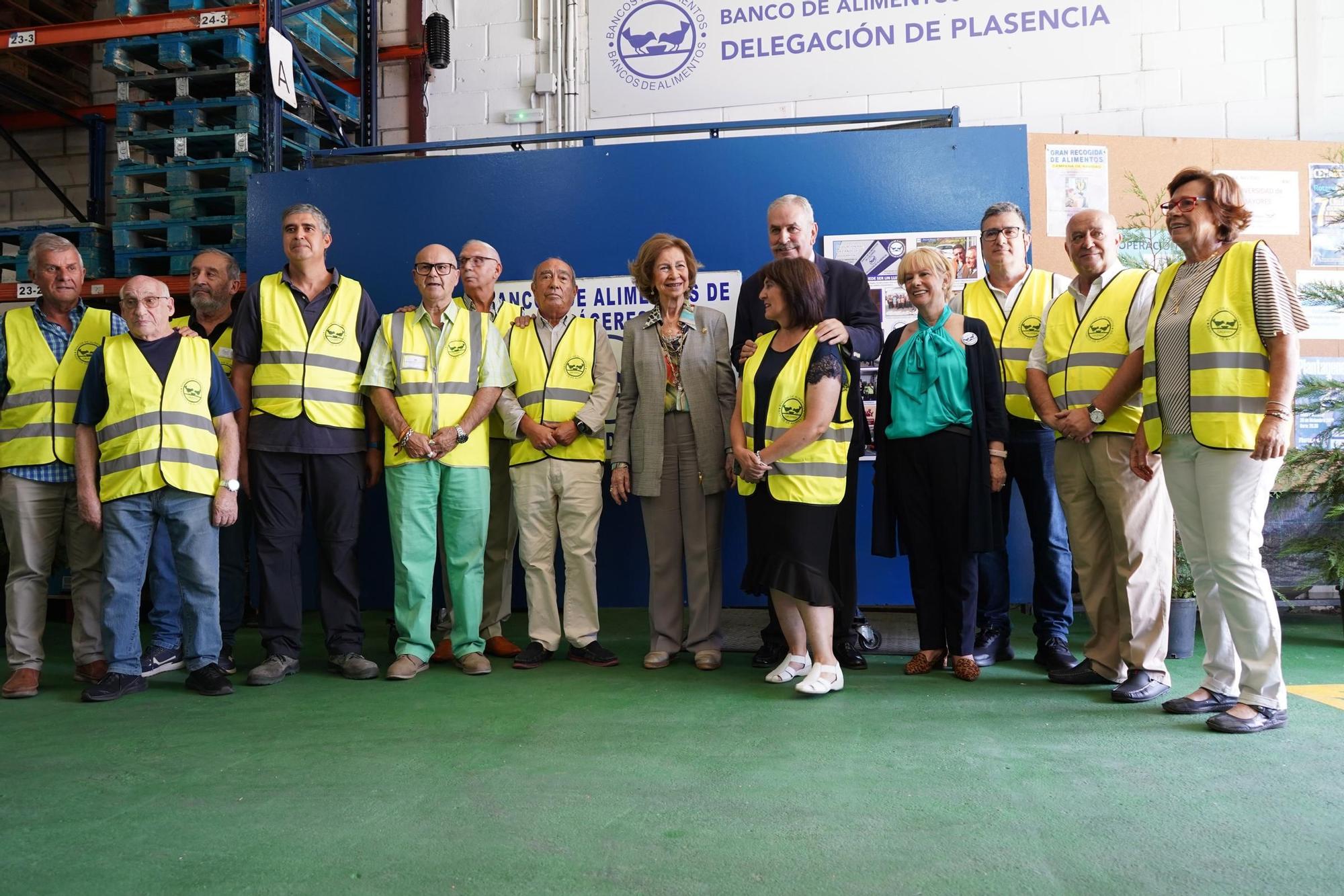 GALERÍA | Visita de la Reina emérita al Banco de Alimentos de Plasencia