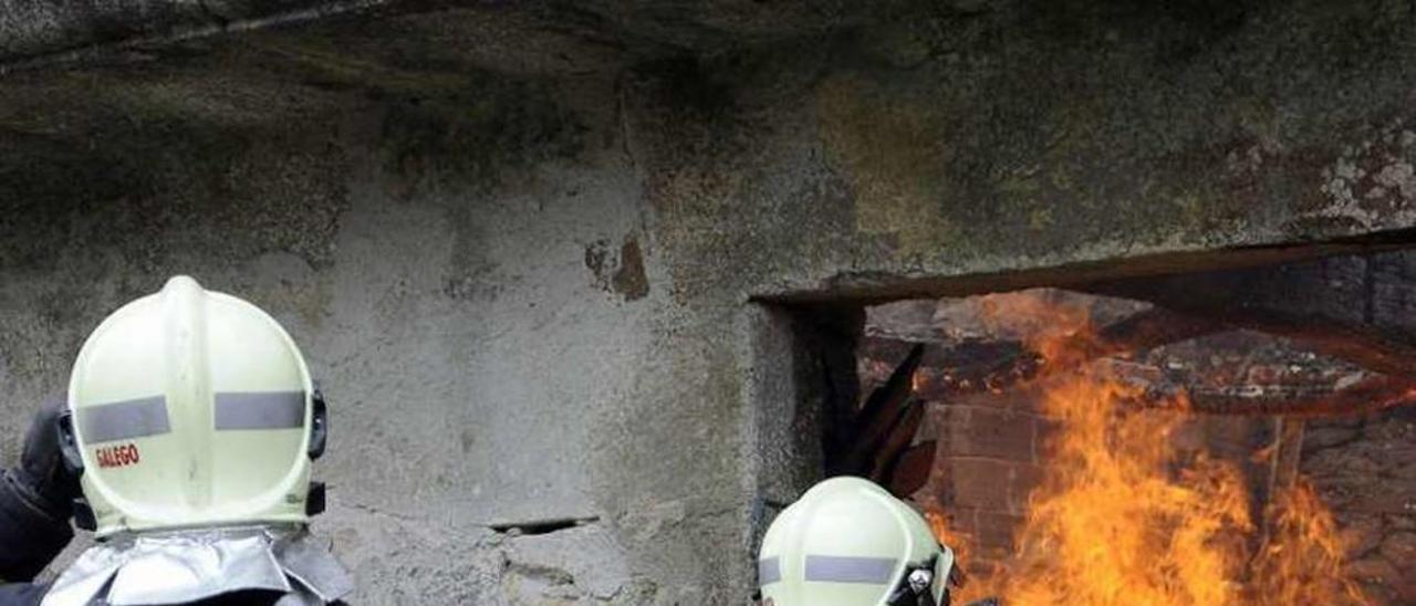 Los bomberos, apagando un fuego en Cerdedo. // Bernabé / Javier Lalín