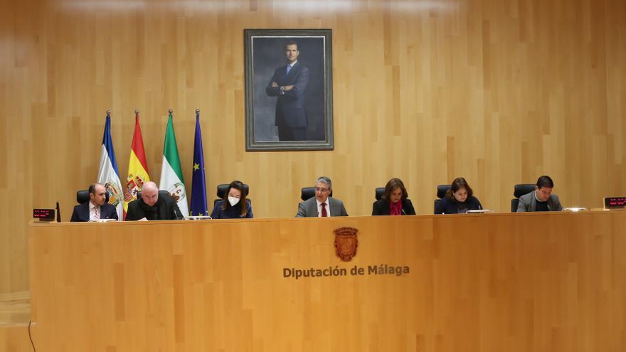 El Pleno de la Diputación insta al Gobierno a mejorar la línea ferroviaria del AVE