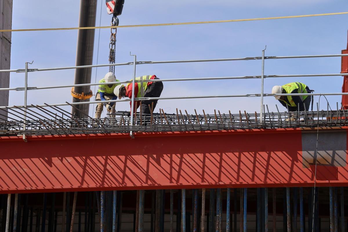 Tres obreros en un edificio en construcción en València.