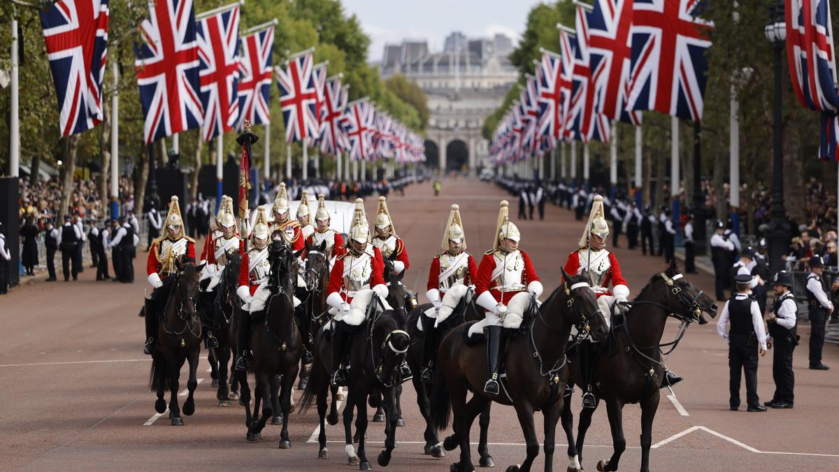 El traslado del féretro de Isabel II a Westminster, en imágenes