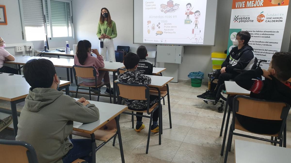 Come Bien, Vive Mejor: Noelia García y una de las nutricionistas del programa durante una de las charlas