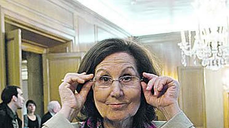 Silvia Escobar se ajusta las gafas, a la espera de que empiece la reunión.