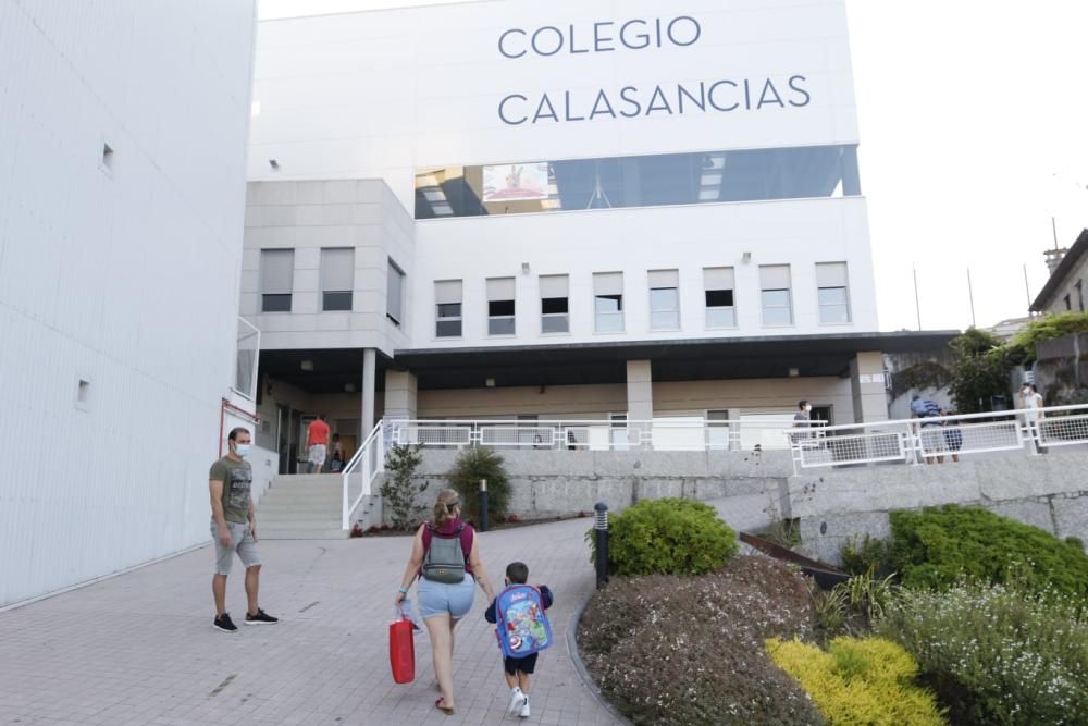 Alumnos del Colegio Calasancias y del CEIP García Barbón en su vuelta al cole / Alba Villar