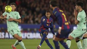 Raphinha chuta a puerta en el Barça-Athletic Club de la primera vuelta de LaLiga 2025/26