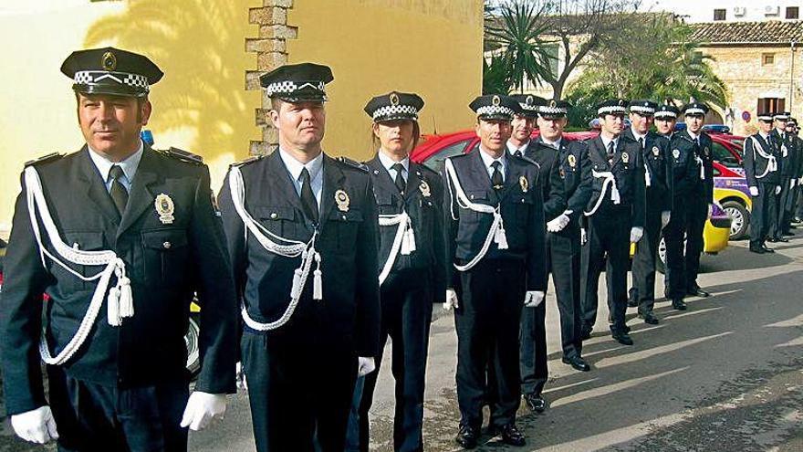 La PolicÃ­a Local de Binissalem formada el dÃ­a de su patrÃ³n.