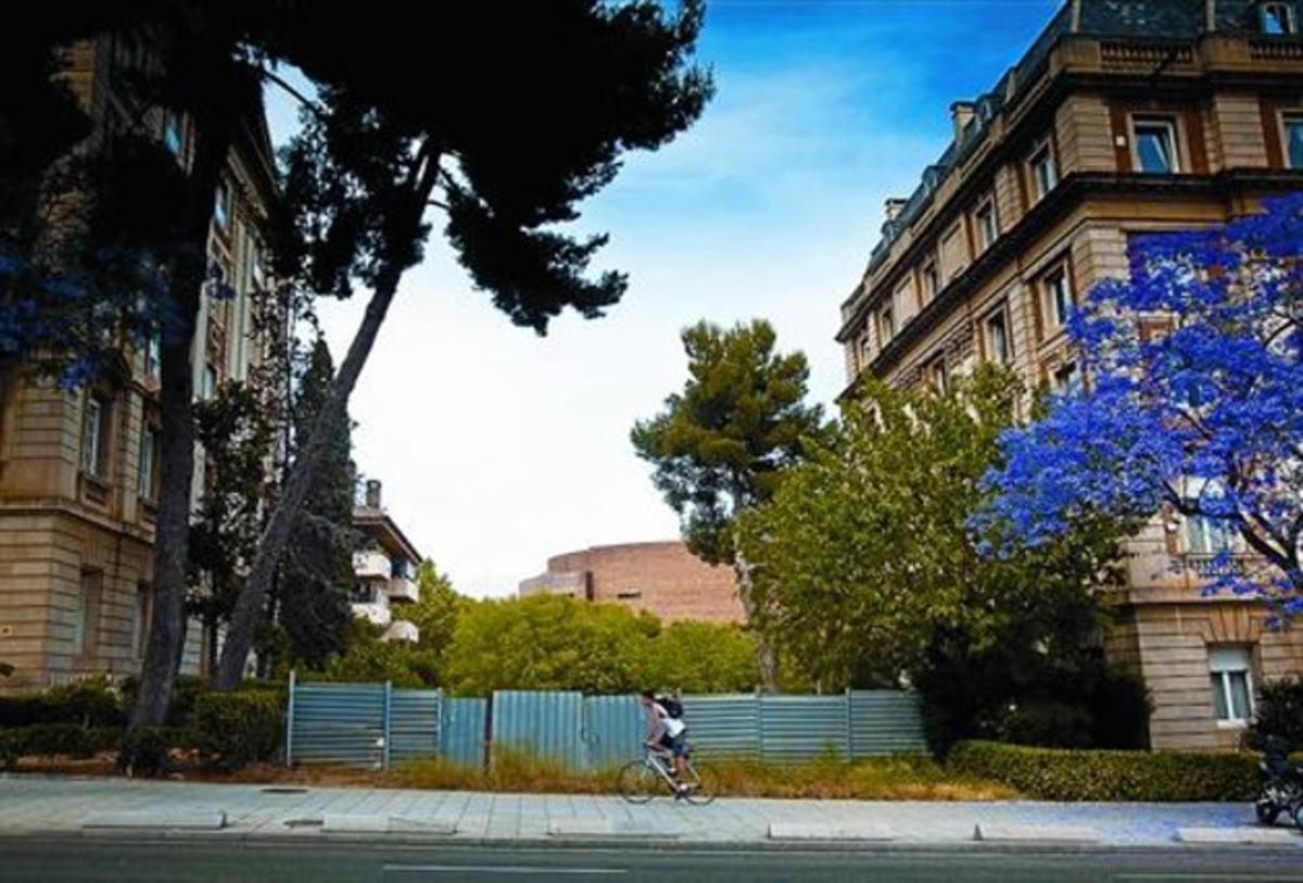 El solar de l’avinguda de Pedralbes sota el qual aviat es començarà a construir el nou aparcament. El solar de l’avinguda de Pedralbes sota el qual aviat es començarà a construir el nou aparcament.