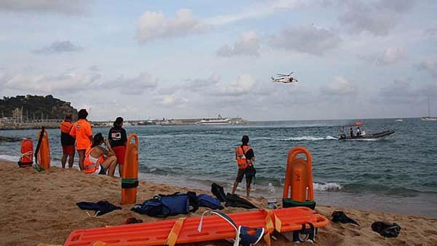 Equips a terrra, una embarcació i un helicòpter durant el simulacre d&#039;emergències aquàtiques a Blanes.