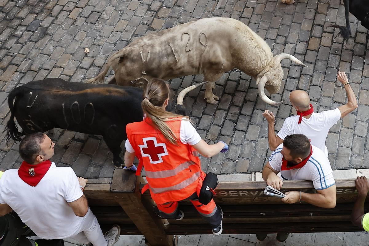 Los toros de Fuente Ymbro protagonizan un rápido y masificado primer encierro.