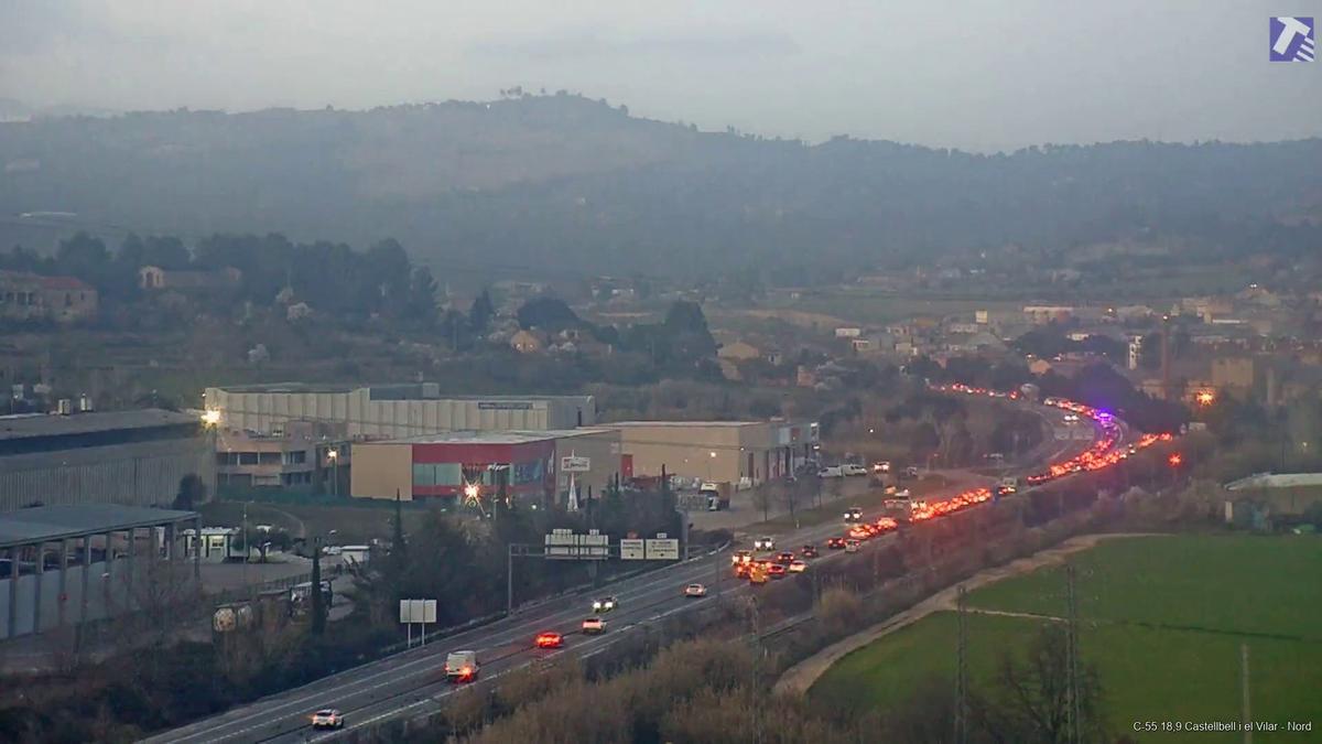 Imatge dels vehicles aturats a la C-55, a Sant Vicenç, aquest vespre