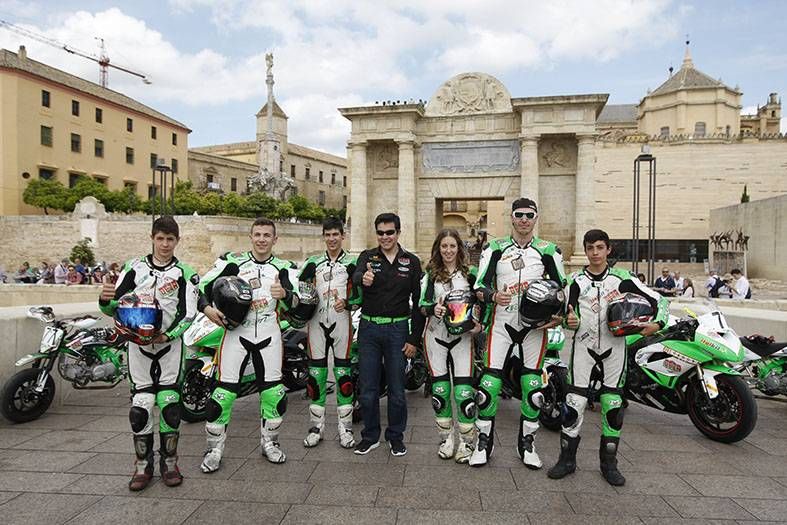 Las motos toman el puente Romano.