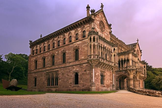 Descubre el palacio de los Marqueses de Comillas gracias a sus visitas guiadas.